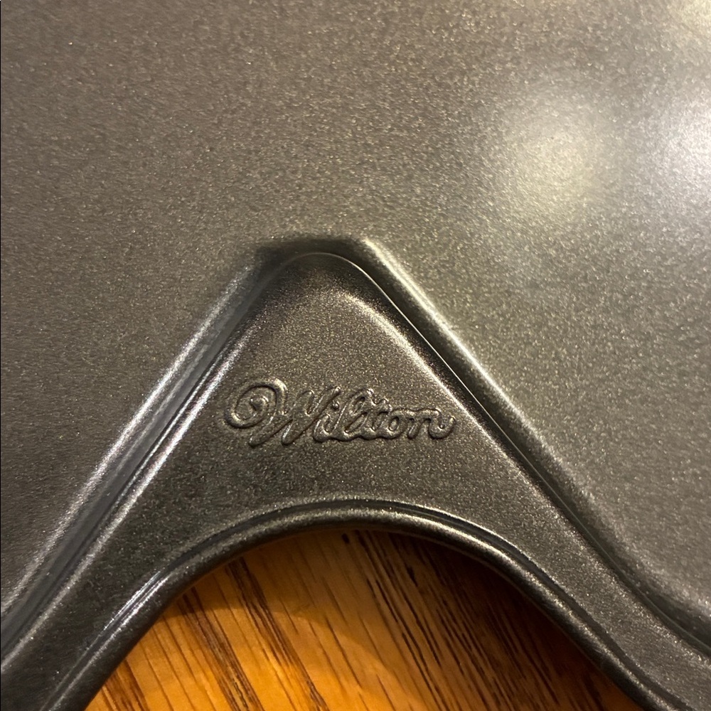 Wilton - Gingerbread Boy Baking Tin - Picture 3 of 4